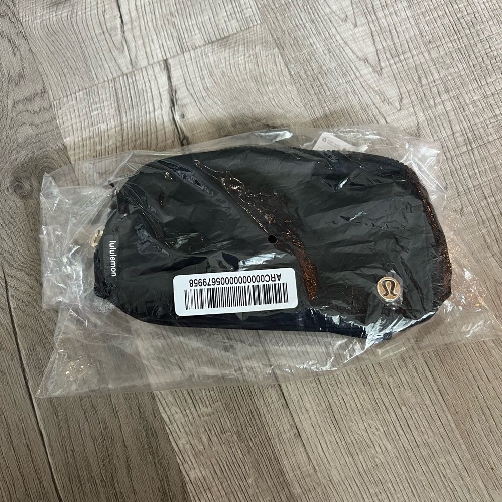 Lululemon Everywhere Belt Bag 1L (the smaller)-Black/Gold-NEW!! - Picture 3 of 8